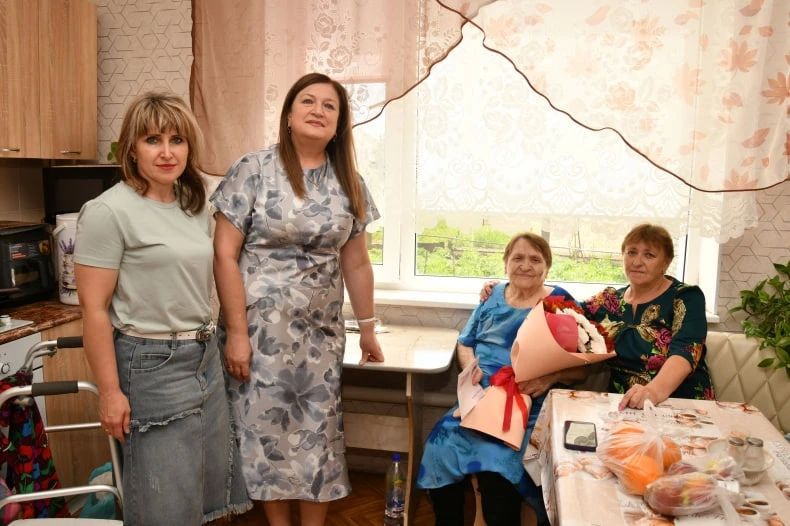 Юбиляра из Свердловского муниципального округа поздравили с 90-летием Юбиляра из Свердловского муниципального округа поздравили с 90-летием