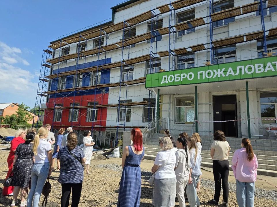 Сегодня я вместе с моей коллегой, депутатом городского Совета Лилианой Великородовой, посетили Краснолучскую школу № 7 Сегодня я вместе с моей коллегой, депутатом городского Совета Лилианой Великородовой, посетили Краснолучскую школу № 7