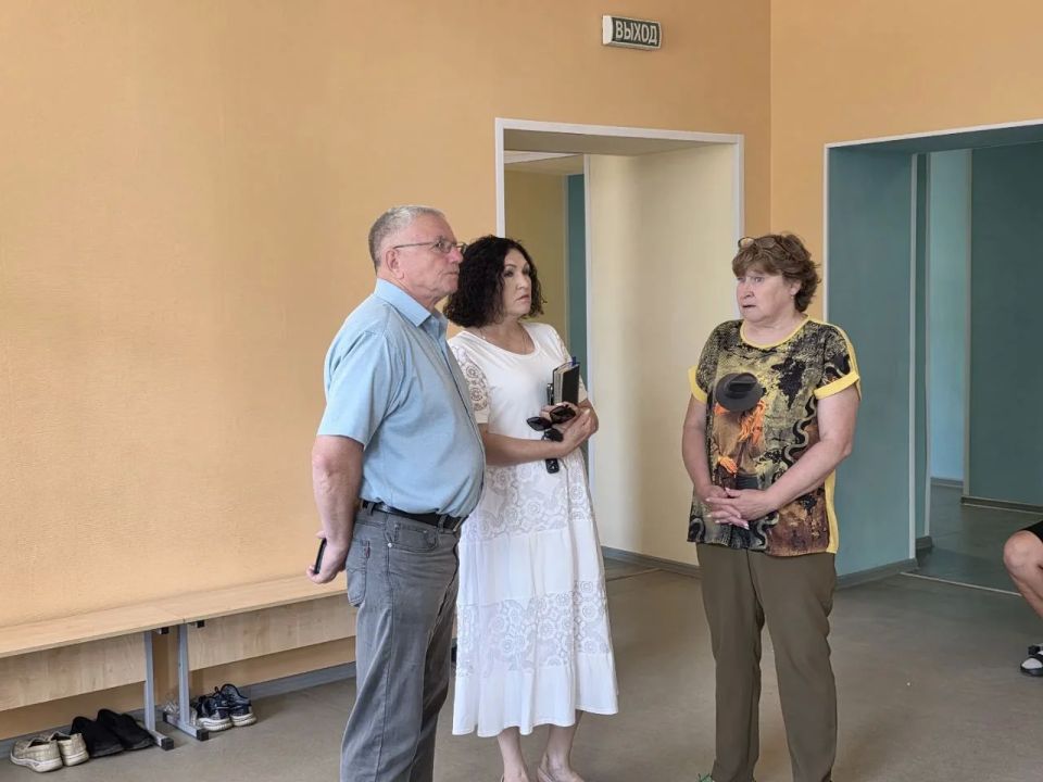 Сегодня я вместе с моей коллегой, депутатом городского Совета Лилианой Великородовой, посетили Краснолучскую школу № 7 Сегодня я вместе с моей коллегой, депутатом городского Совета Лилианой Великородовой, посетили Краснолучскую школу № 7