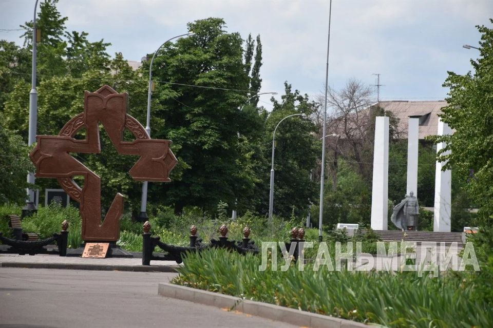 В Алчевске по народной программе «Единой России» продолжается благоустройство Сквера Доблести и Славы В Алчевске по народной программе «Единой России» продолжается благоустройство Сквера Доблести и Славы