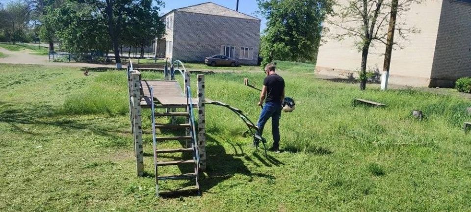 Просто порядок: как в Зориковке привели в порядок детскую площадку Просто порядок: как в Зориковке привели в порядок детскую площадку