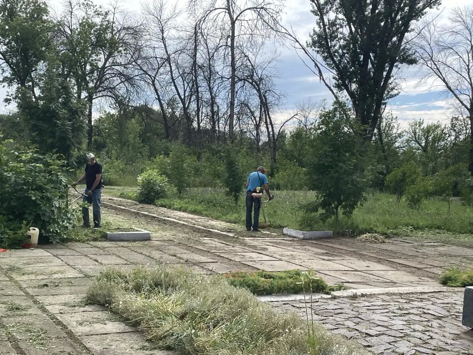 В городе Суходольске провели субботник у памятных мест