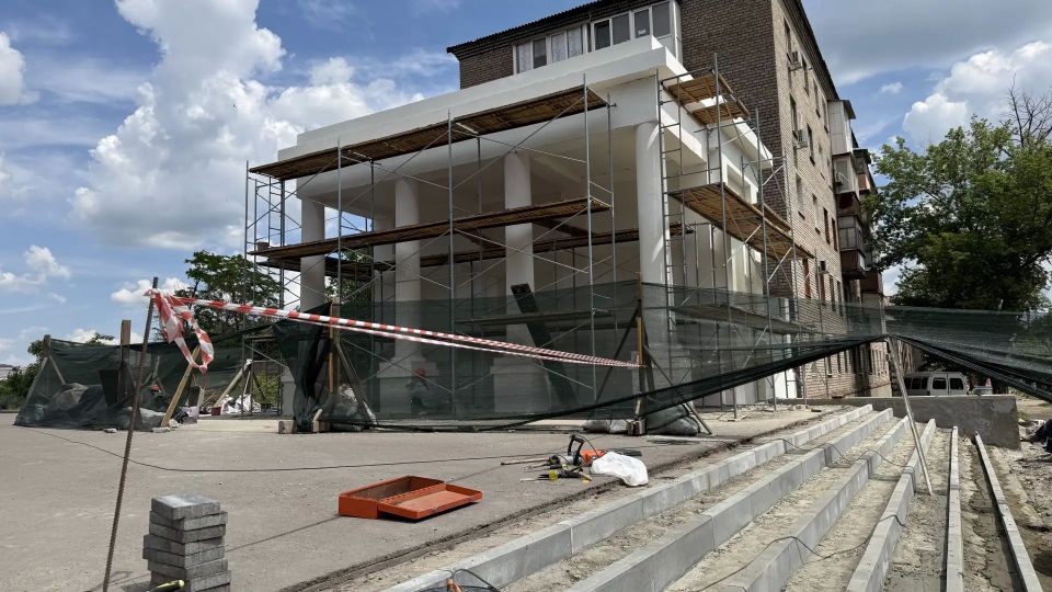 В Алчевске по народной программе Единой России продолжается благоустройство Сквера Доблести и Славы В Алчевске по народной программе Единой России продолжается благоустройство Сквера Доблести и Славы
