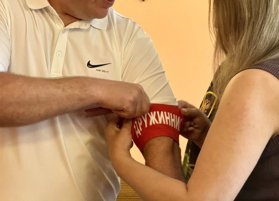 Заместитель Главы Администрации Прищепа Алина Геннадиевна, совместно с подполковником полиции Кавериным Сергеем Витальевичем, заместителем начальника полиции (по охране общественного порядка) ОМВД России «Меловский», вручили... Заместитель Главы Администрации Прищепа Алина Геннадиевна, совместно с подполковником полиции Кавериным Сергеем Витальевичем, заместителем начальника полиции (по охране общественного порядка) ОМВД России «Меловский», вручили...