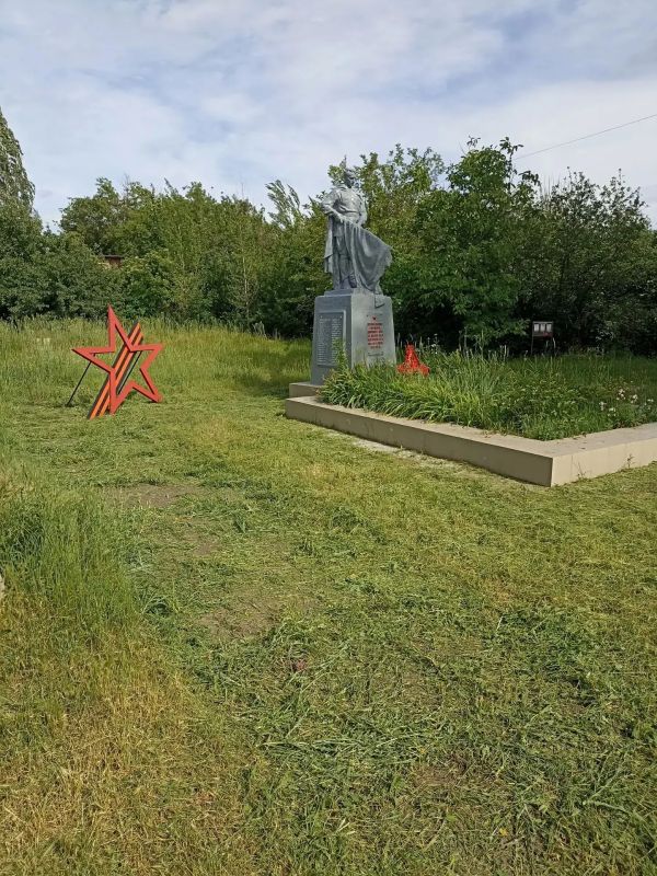 В городе Суходольске провели субботник у памятных мест В городе Суходольске провели субботник у памятных мест