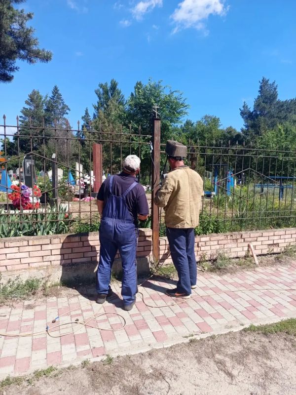 Сегодня работниками МБУ «Новопсковсервис» был восстановлен участок ограждения на кладбище в пгт Новопсков
