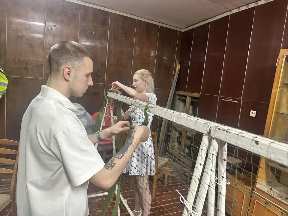 Молодежная палата при Совете депутатов городского округа города Брянка приняла участие в плетении маскировочных сетей Молодежная палата при Совете депутатов городского округа города Брянка приняла участие в плетении маскировочных сетей