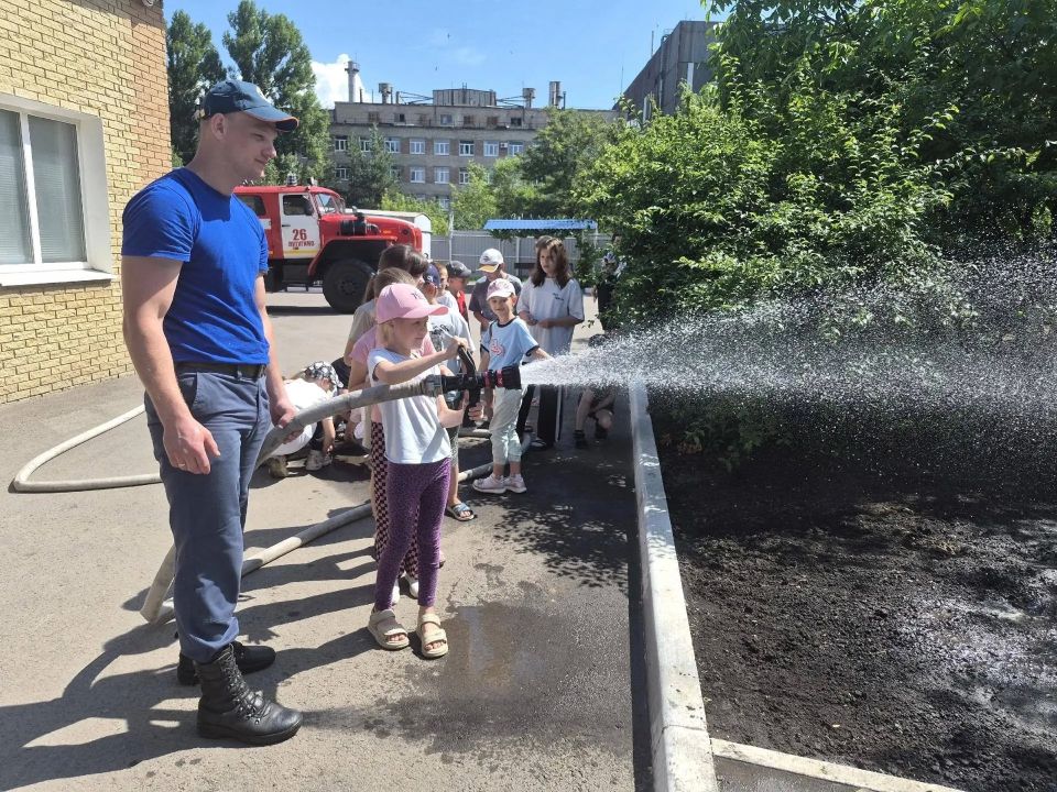 Ребята из пришкольного лагеря Лутугинской школы №2 побывали в пожарной части Ребята из пришкольного лагеря Лутугинской школы №2 побывали в пожарной части