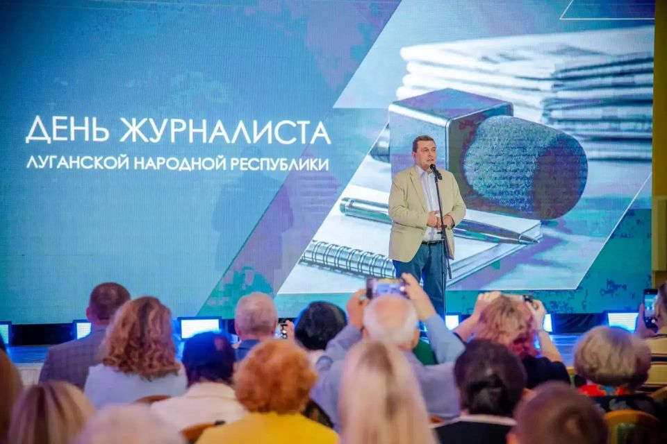 В Луганске наградили журналистов В Луганске наградили журналистов