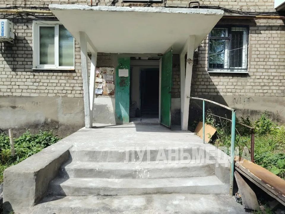 Единая управляющая компания проводит обновление подъездов в многоэтажках Стаханова Единая управляющая компания проводит обновление подъездов в многоэтажках Стаханова