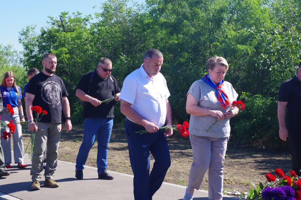 Сегодня у памятного креста на подъезде к поселку Металлист собрались коллеги, руководство округа, депутаты и команда ГТРК «Россия», чтобы почтить память журналистов Игоря Корнелюка и Антона Волошина Сегодня у памятного креста на подъезде к поселку Металлист собрались коллеги, руководство округа, депутаты и команда ГТРК «Россия», чтобы почтить память журналистов Игоря Корнелюка и Антона Волошина