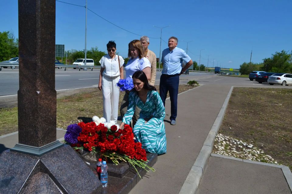 Сегодня депутаты Совета городского округа город Луганск возложили цветы в поселке Металлист у места гибели журналистов ВГТРК Игоря Корнелюка и Антона Волошина Сегодня депутаты Совета городского округа город Луганск возложили цветы в поселке Металлист у места гибели журналистов ВГТРК Игоря Корнелюка и Антона Волошина
