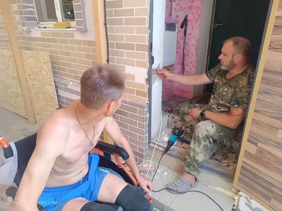 Не словом, а делом: член Общественной палаты ЛНР Андрей Колесниченко с казаками оказали адресную помощь ветерану СВО