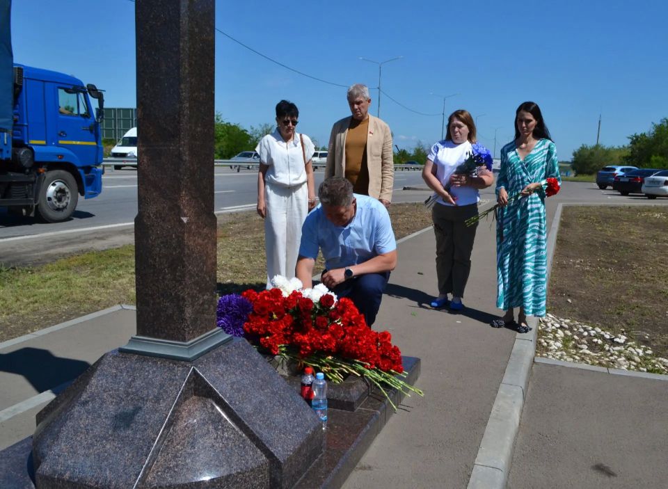 Сегодня депутаты Совета городского округа город Луганск возложили цветы в поселке Металлист у места гибели журналистов ВГТРК Игоря Корнелюка и Антона Волошина Сегодня депутаты Совета городского округа город Луганск возложили цветы в поселке Металлист у места гибели журналистов ВГТРК Игоря Корнелюка и Антона Волошина