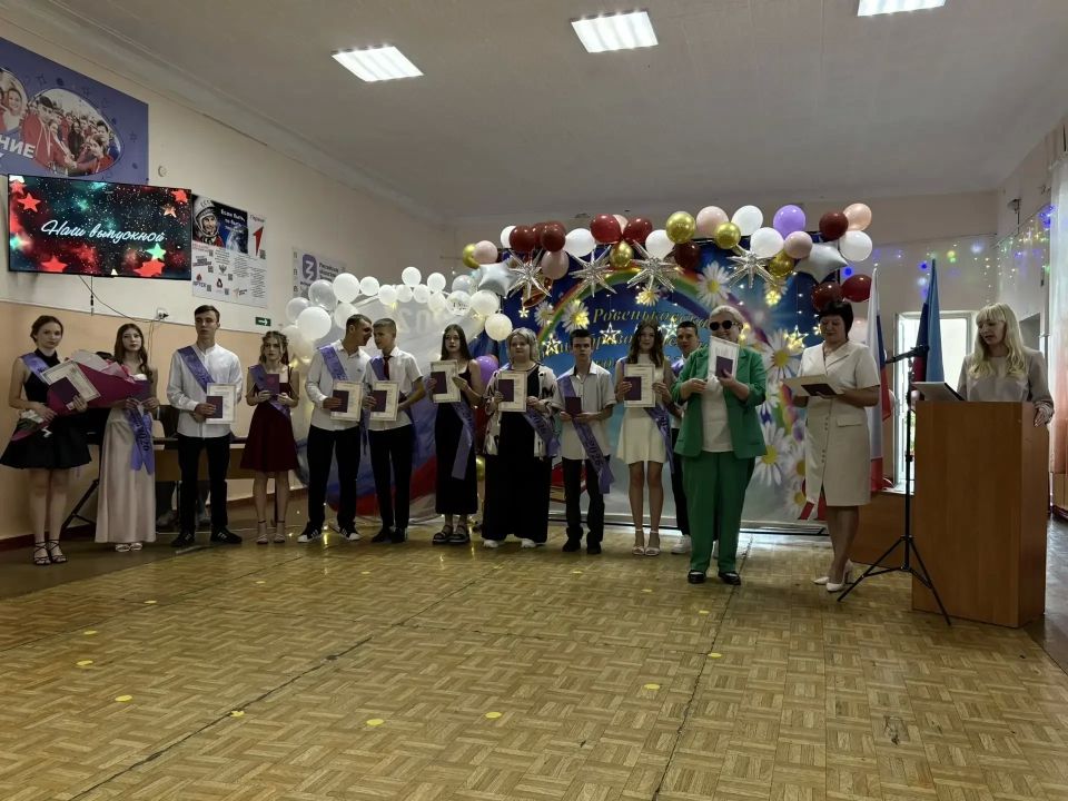 Торжественное вручение аттестатов в Ровеньковских школах: важный шаг во взрослую жизнь Торжественное вручение аттестатов в Ровеньковских школах: важный шаг во взрослую жизнь