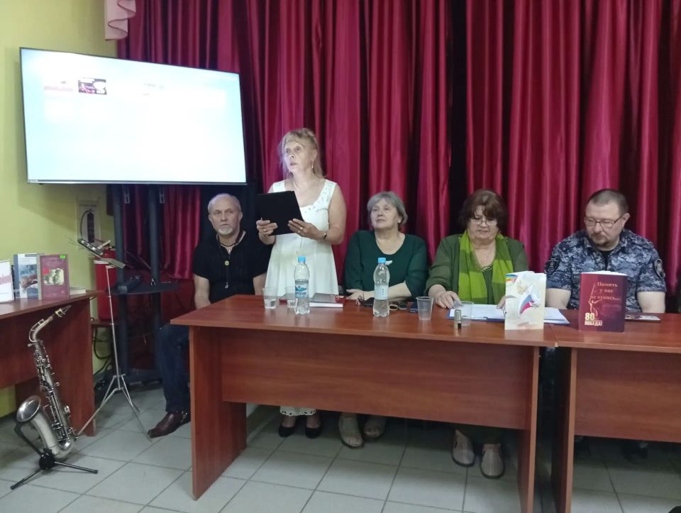 17 июня ко Дню памяти и скорби сотрудники Бугаевской библиотеки и Бугаевского Дома культуры, участники литературно-музыкального объединения «Гармония» во главе с руководителем Людмилой Руснак и участницы Бугаевского хора для... 17 июня ко Дню памяти и скорби сотрудники Бугаевской библиотеки и Бугаевского Дома культуры, участники литературно-музыкального объединения «Гармония» во главе с руководителем Людмилой Руснак и участницы Бугаевского хора для...