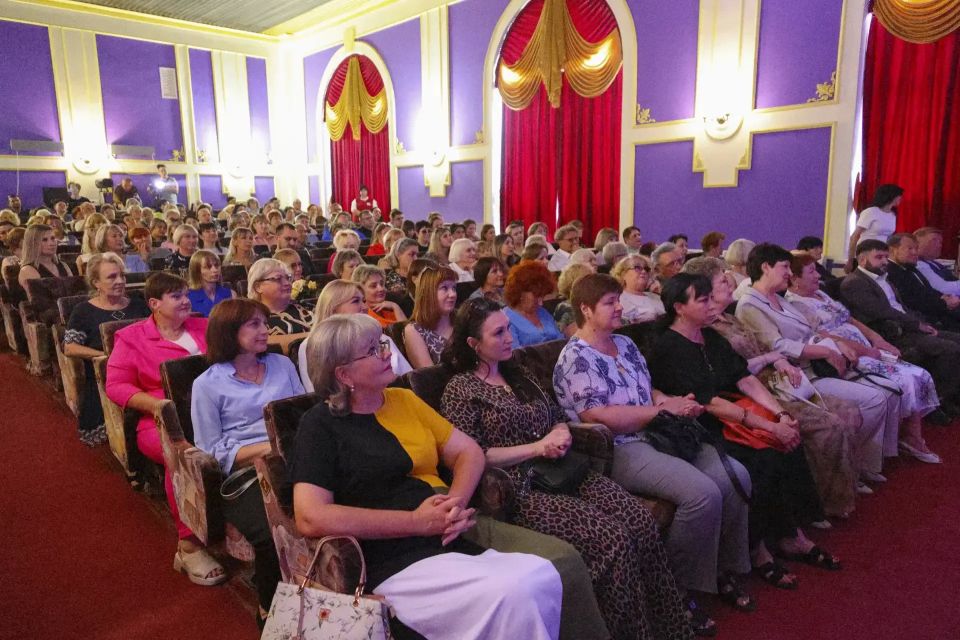 Денис Колесников и Василий Леонов вручили награды работникам здравоохранения Денис Колесников и Василий Леонов вручили награды работникам здравоохранения