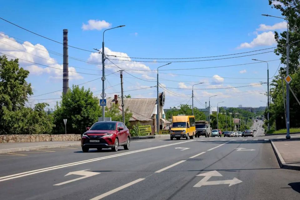 Московские дорожники завершили ремонт 2,2 км улицы Фрунзе в Луганске, где обустроили тротуары, пешеходные переходы и организовали двухстороннее движение Московские дорожники завершили ремонт 2,2 км улицы Фрунзе в Луганске, где обустроили тротуары, пешеходные переходы и организовали двухстороннее движение