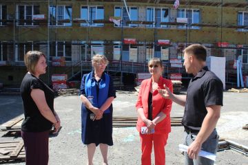 Сегодня в пгт Новопсков партийный десант Всероссийской политической партии «Единая Россия» посетил ГБОУ ЛНР «Новопсковская средняя школа» Новопсковского муниципального округа