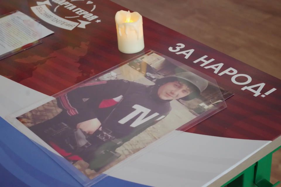 Сегодня у памятного креста на подъезде к поселку Металлист собрались коллеги, руководство округа, депутаты и команда ГТРК «Россия», чтобы почтить память журналистов Игоря Корнелюка и Антона Волошина Сегодня у памятного креста на подъезде к поселку Металлист собрались коллеги, руководство округа, депутаты и команда ГТРК «Россия», чтобы почтить память журналистов Игоря Корнелюка и Антона Волошина