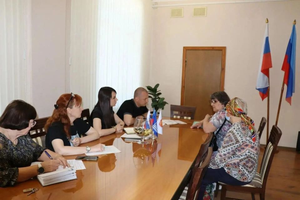 В Северодонецке руководители местного отделения партии "ЕДИНАЯ РОССИЯ" встретились с матерями погибших участников СВО В Северодонецке руководители местного отделения партии "ЕДИНАЯ РОССИЯ" встретились с матерями погибших участников СВО