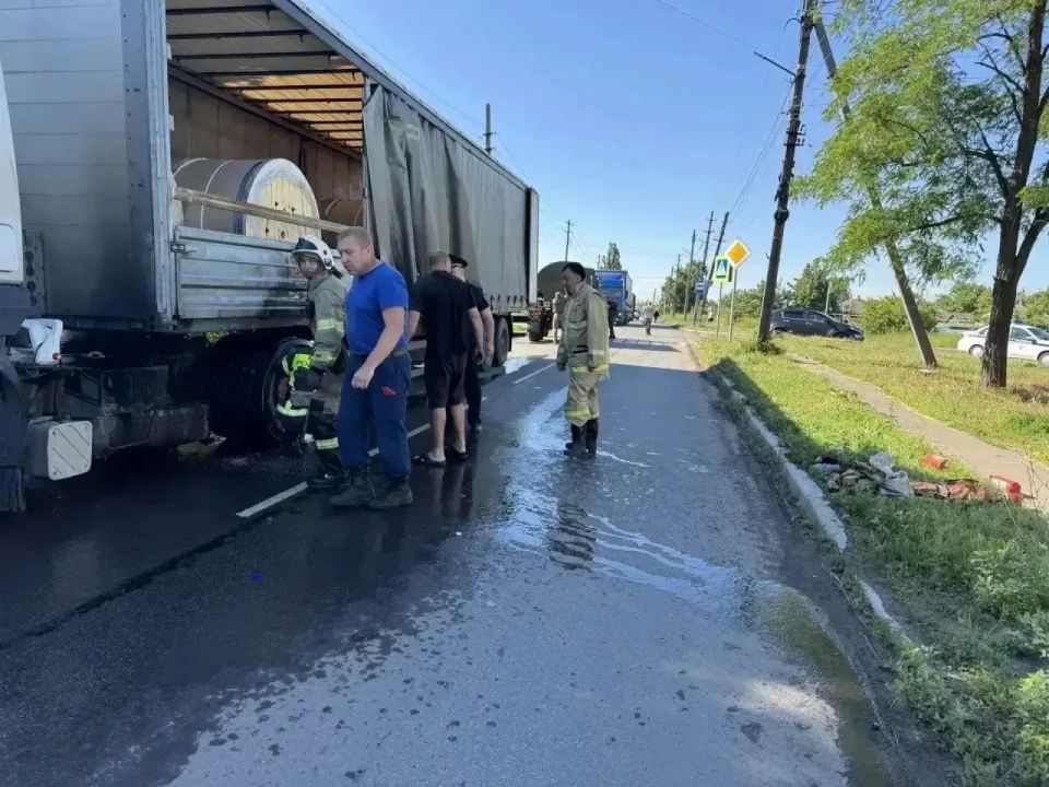 Сегодня утром на трассе Ивановка-Перевальск загорелся грузовик Сегодня утром на трассе Ивановка-Перевальск загорелся грузовик
