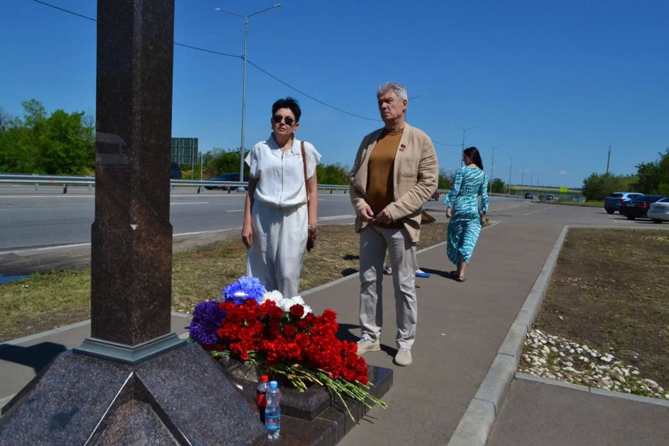 Сегодня депутаты Совета городского округа город Луганск возложили цветы в поселке Металлист у места гибели журналистов ВГТРК Игоря Корнелюка и Антона Волошина Сегодня депутаты Совета городского округа город Луганск возложили цветы в поселке Металлист у места гибели журналистов ВГТРК Игоря Корнелюка и Антона Волошина