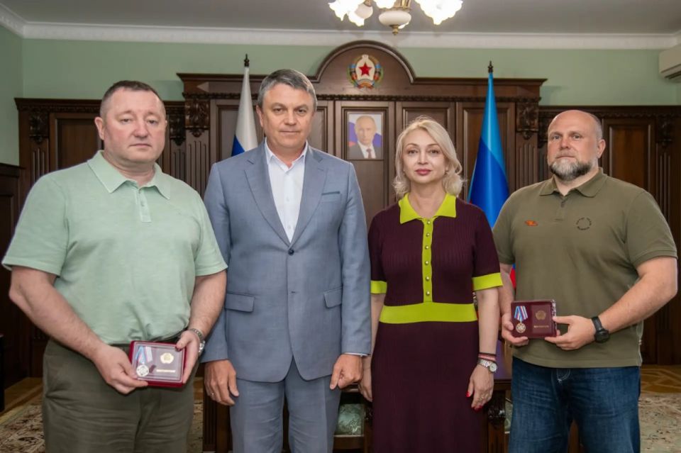 Представители властей ЛНР вручили награды медицинским работникам накануне их профессионального праздника Представители властей ЛНР вручили награды медицинским работникам накануне их профессионального праздника