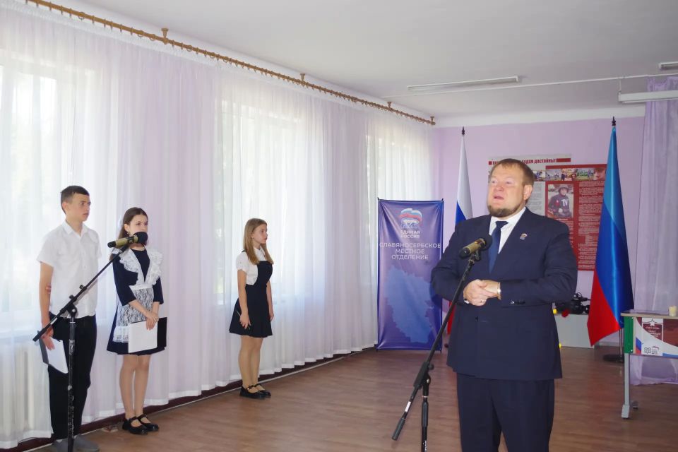 Сегодня у памятного креста на подъезде к поселку Металлист собрались коллеги, руководство округа, депутаты и команда ГТРК «Россия», чтобы почтить память журналистов Игоря Корнелюка и Антона Волошина Сегодня у памятного креста на подъезде к поселку Металлист собрались коллеги, руководство округа, депутаты и команда ГТРК «Россия», чтобы почтить память журналистов Игоря Корнелюка и Антона Волошина