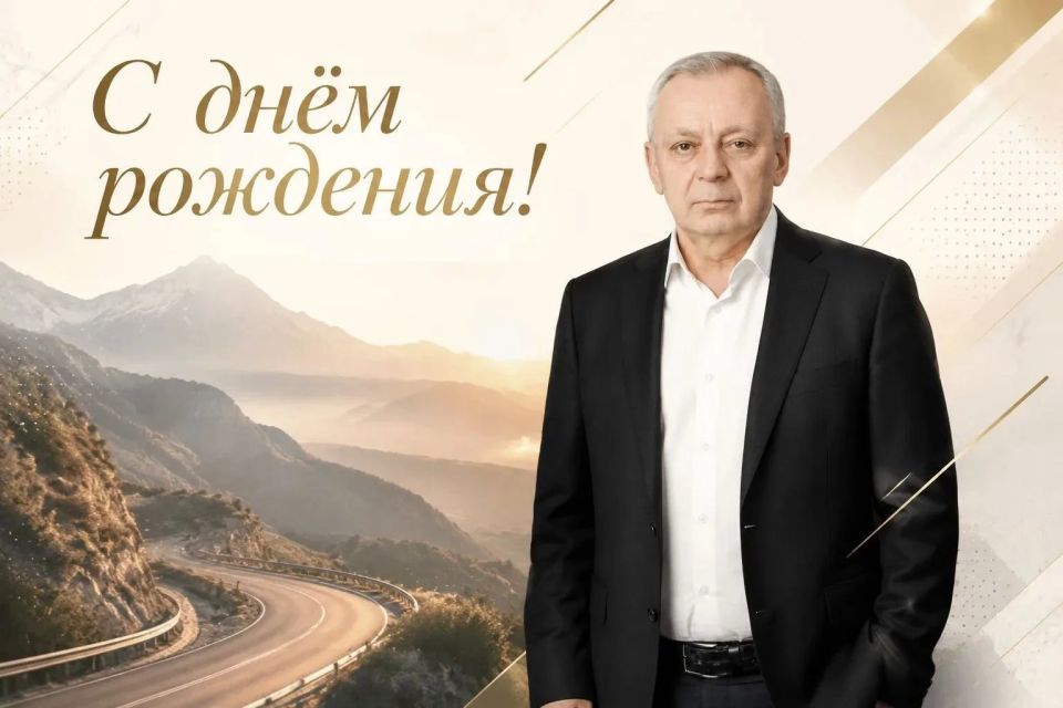 Трудовой коллектив почтовиков сердечно поздравляет Генерального директора ГУП ЛНР «Почта ЛНР» с Днём рождения!