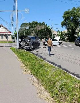 В Луганске очередное ДТП. Фото прислал наш подписчик На перекрёстке улиц Херсонской и Короткой произошла авария с участием двух машин