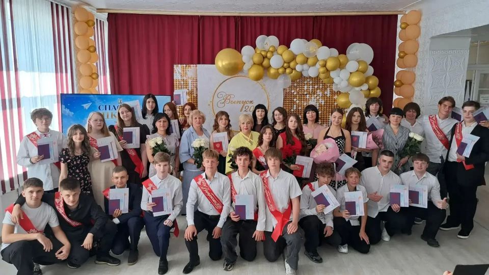Торжественное вручение аттестатов в Ровеньковских школах: важный шаг во взрослую жизнь Торжественное вручение аттестатов в Ровеньковских школах: важный шаг во взрослую жизнь