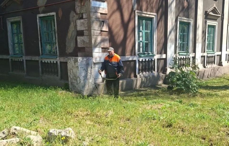 Службы ЖКХ продолжают работы по покосу травы на территории города Службы ЖКХ продолжают работы по покосу травы на территории города
