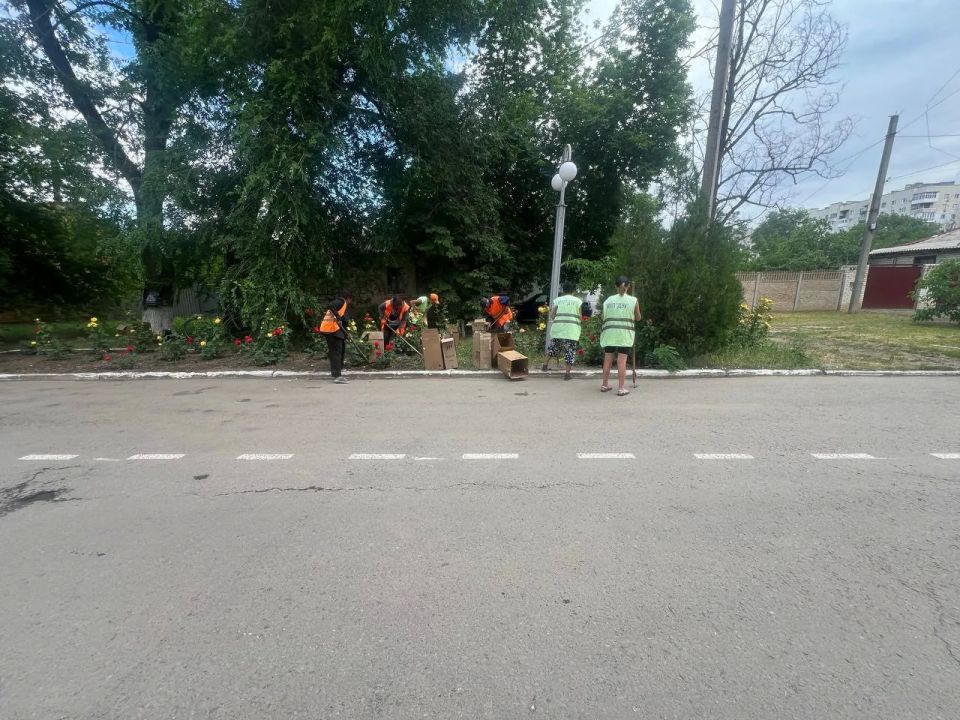 Продолжаем системную работу по благоустройству наших скверов, парков, пешеходных зон и придорожных территорий