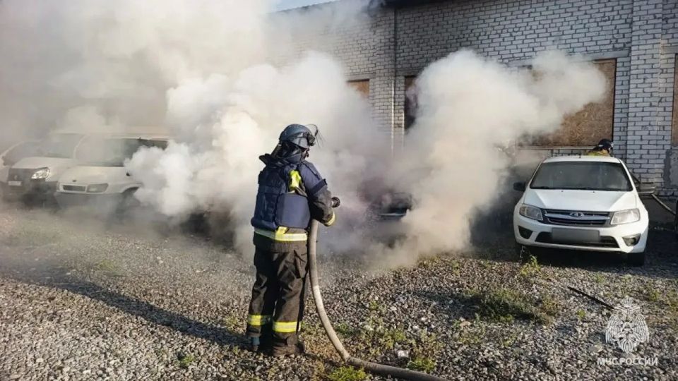 После атаки БПЛА в Северодонецке загорелась стоянка с автомобилями