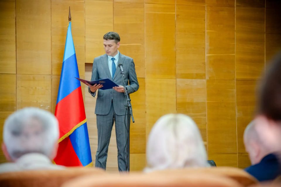 Представители властей ЛНР вручили награды медицинским работникам накануне их профессионального праздника Представители властей ЛНР вручили награды медицинским работникам накануне их профессионального праздника