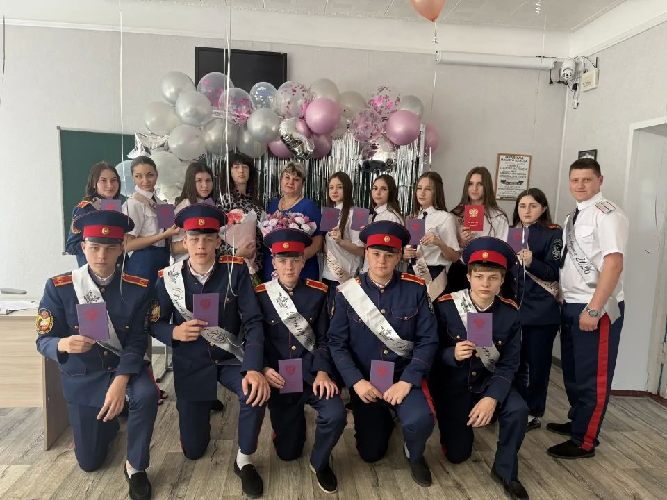 Торжественное вручение аттестатов в Ровеньковских школах: важный шаг во взрослую жизнь Торжественное вручение аттестатов в Ровеньковских школах: важный шаг во взрослую жизнь