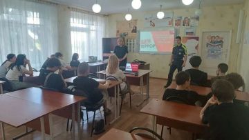 В рамках партийного проекта "Новая школа" в ГБПОО ЛНР «Брянковский колледж» прошла встреча студентов с представителями правоохранительных органов