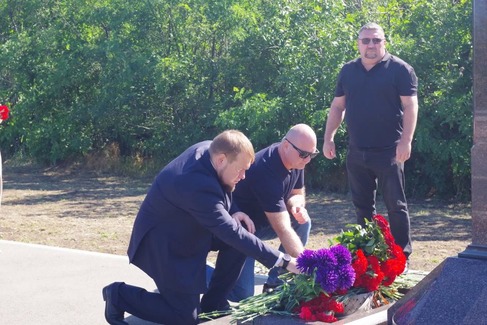 Сегодня у памятного креста на подъезде к поселку Металлист собрались коллеги, руководство округа, депутаты и команда ГТРК «Россия», чтобы почтить память журналистов Игоря Корнелюка и Антона Волошина Сегодня у памятного креста на подъезде к поселку Металлист собрались коллеги, руководство округа, депутаты и команда ГТРК «Россия», чтобы почтить память журналистов Игоря Корнелюка и Антона Волошина
