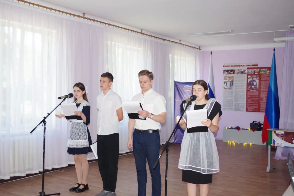 Сегодня у памятного креста на подъезде к поселку Металлист собрались коллеги, руководство округа, депутаты и команда ГТРК «Россия», чтобы почтить память журналистов Игоря Корнелюка и Антона Волошина Сегодня у памятного креста на подъезде к поселку Металлист собрались коллеги, руководство округа, депутаты и команда ГТРК «Россия», чтобы почтить память журналистов Игоря Корнелюка и Антона Волошина