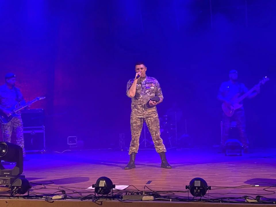 "Победа за нами": Антрацит поддержал бойцов СВО концертом ансамбля "Новороссия" "Победа за нами": Антрацит поддержал бойцов СВО концертом ансамбля "Новороссия"