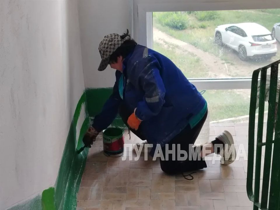 Единая управляющая компания проводит обновление подъездов в многоэтажках Стаханова Единая управляющая компания проводит обновление подъездов в многоэтажках Стаханова