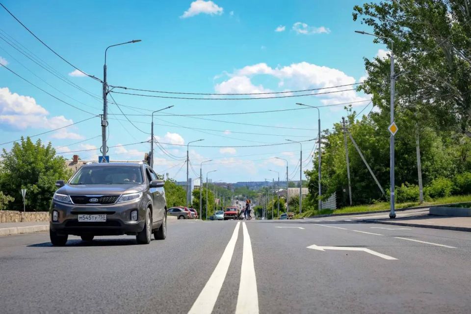 Московские дорожники завершили ремонт 2,2 км улицы Фрунзе в Луганске, где обустроили тротуары, пешеходные переходы и организовали двухстороннее движение Московские дорожники завершили ремонт 2,2 км улицы Фрунзе в Луганске, где обустроили тротуары, пешеходные переходы и организовали двухстороннее движение