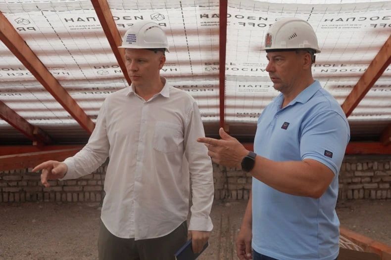 Строители из Красноярского края продолжают ремонт шатровой кровли на ул. Зои Космодемьянской в Свердловске Строители из Красноярского края продолжают ремонт шатровой кровли на ул. Зои Космодемьянской в Свердловске