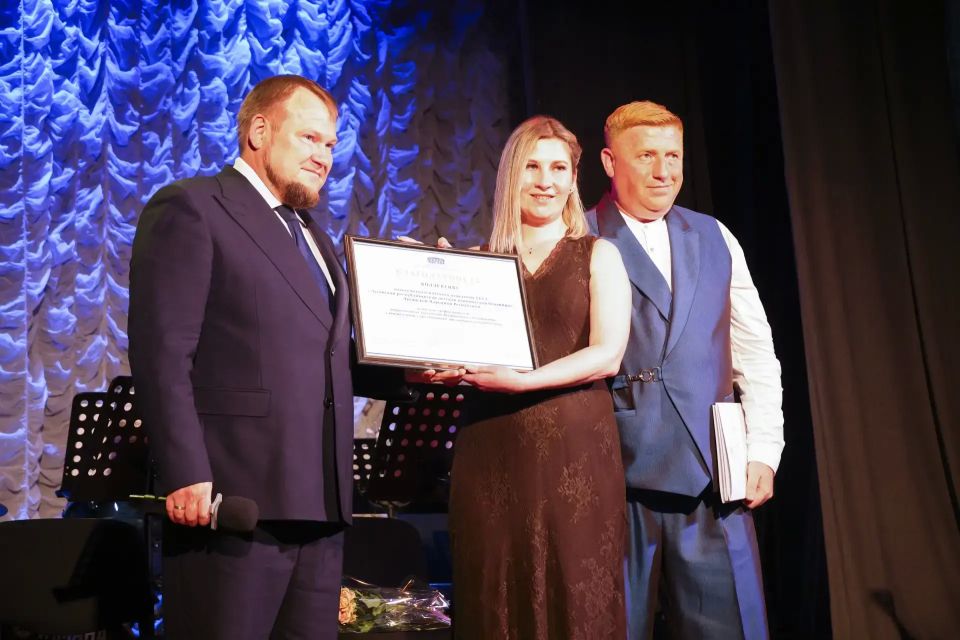 Денис Колесников и Василий Леонов вручили награды работникам здравоохранения Денис Колесников и Василий Леонов вручили награды работникам здравоохранения