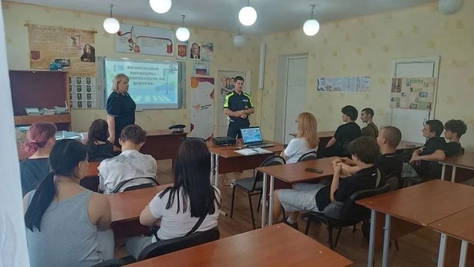 В рамках партийного проекта "Новая школа" в ГБПОО ЛНР «Брянковский колледж» прошла встреча студентов с представителями правоохранительных органов В рамках партийного проекта "Новая школа" в ГБПОО ЛНР «Брянковский колледж» прошла встреча студентов с представителями правоохранительных органов