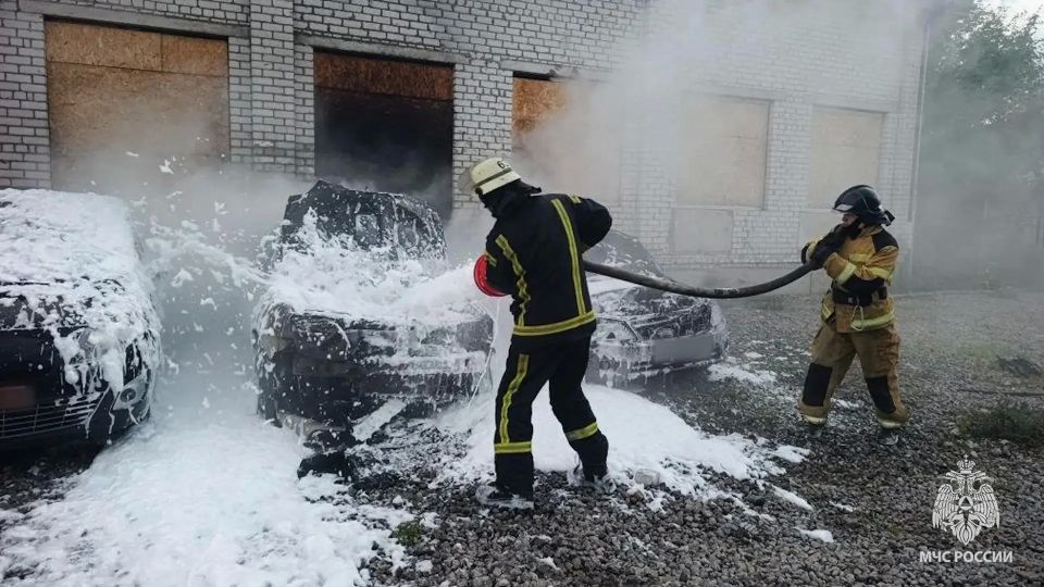 Спасатели работали на месте удара украинского БПЛА в Северодонецке Спасатели работали на месте удара украинского БПЛА в Северодонецке