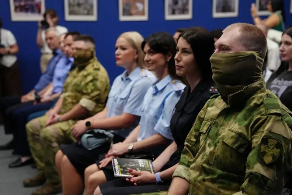 В Луганске открылась фотовыставка силовых структур «Взаимодействие-2026» В Луганске открылась фотовыставка силовых структур «Взаимодействие-2026»