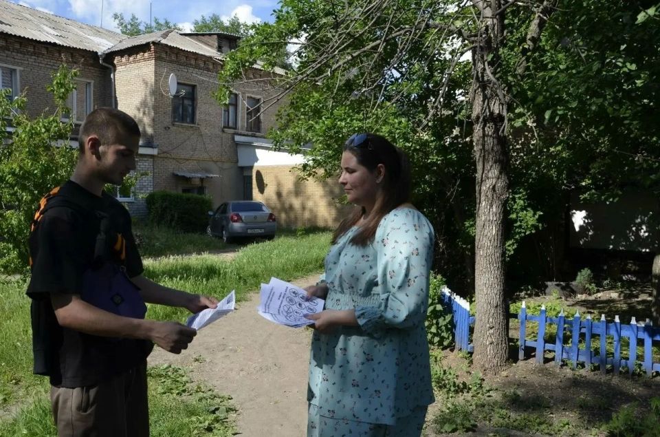 Отдел молодежи, спорта и туризма Администрации Лутугинского муниципального округа провели акцию «Здоровый выбор – яркая жизнь!» Отдел молодежи, спорта и туризма Администрации Лутугинского муниципального округа провели акцию «Здоровый выбор – яркая жизнь!»