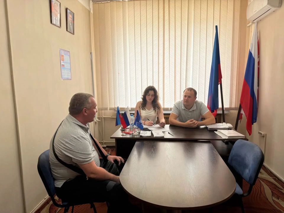 16 июня ведущие специалисты Государственного казенного учреждения Луганской Народной Республики «Государственное юридическое бюро Луганской Народной Республики» Анастасия Пантелеева и Виталий Калачёв провели выездной прием...